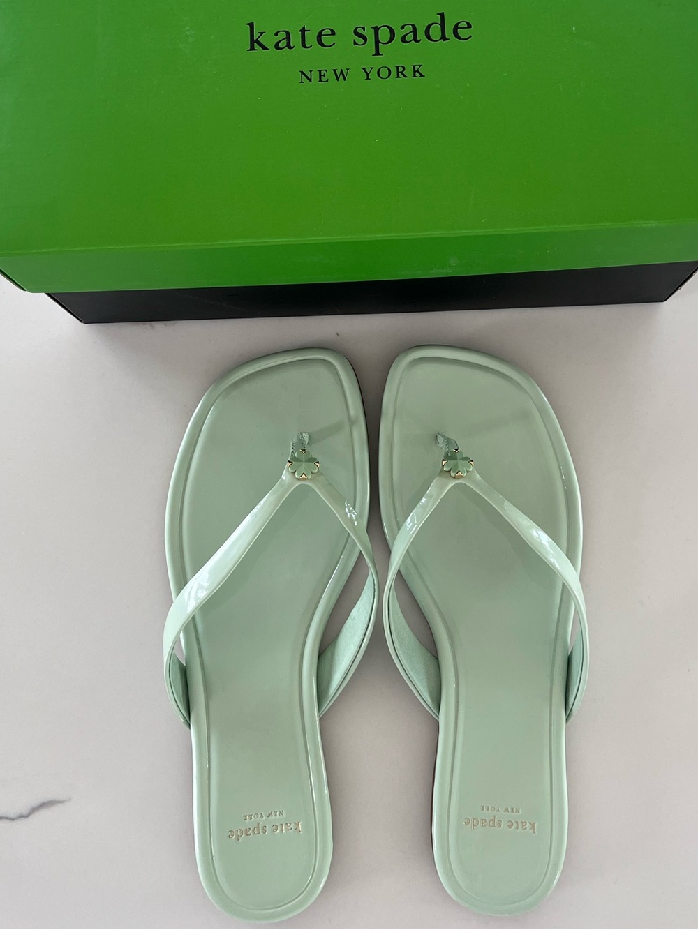 Kate Spade New York Spade Flower Flip Flop Flat Sandals Pistachio Ice- Size 8.5